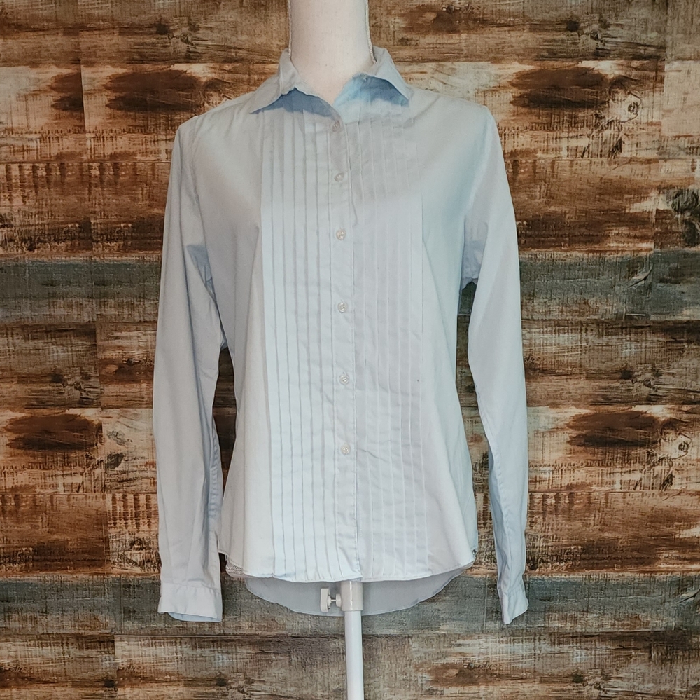 🌟 3 for $15 Deal! 🌟Shapely light blue button up shirt 10